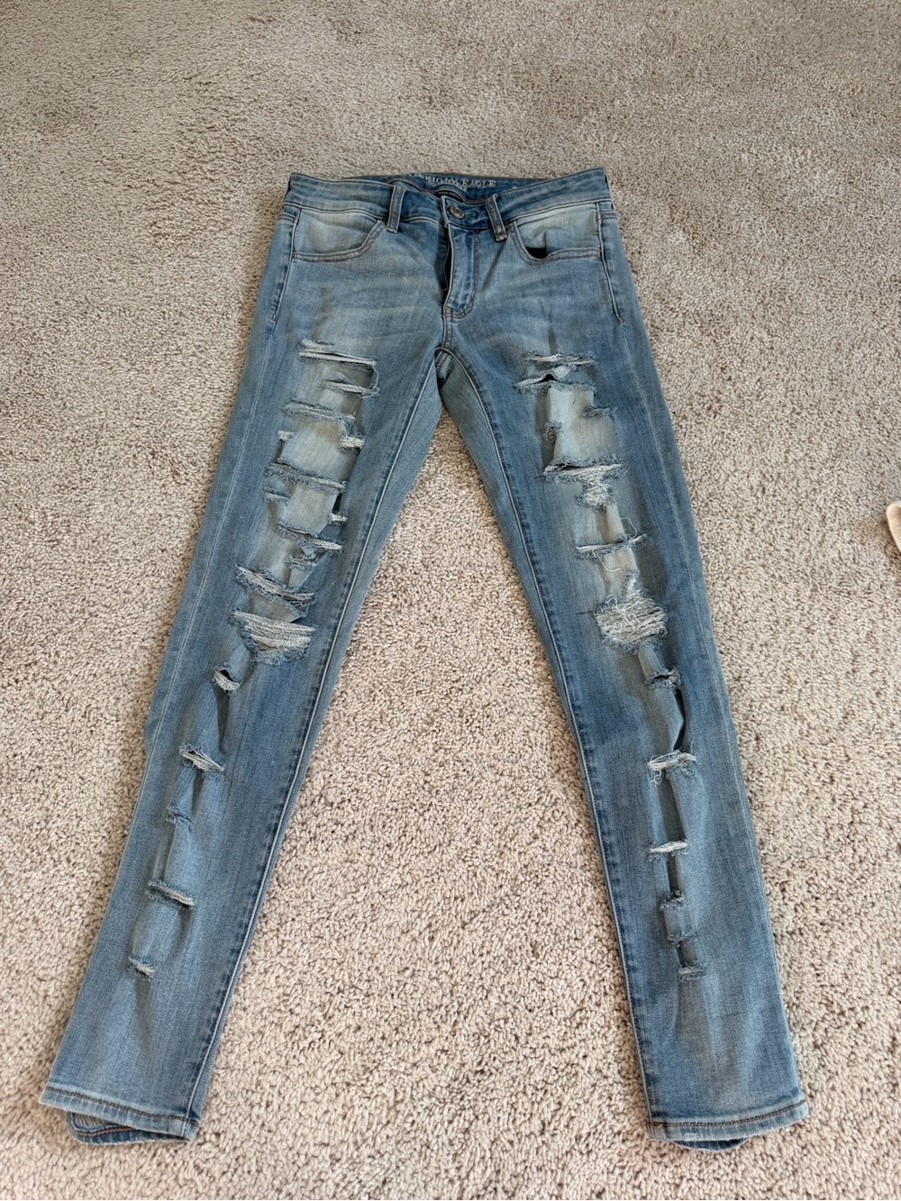 American Eagle Blue distressed skinny jeans size 6